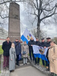 у стелы первой маевки
